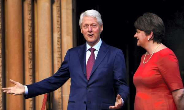 Billas Clintonas, buvęs JAV prezidentas, kurio kadencijos metu Šiaurės Airijoje buvo sudaryta taikos sutartis, spalio viduryje atvyko į regioną ir paragino regiono lyderius susitarti. Clodagho Kilcoyne'o („Reuters“ / „Scanpix“) nuotr.