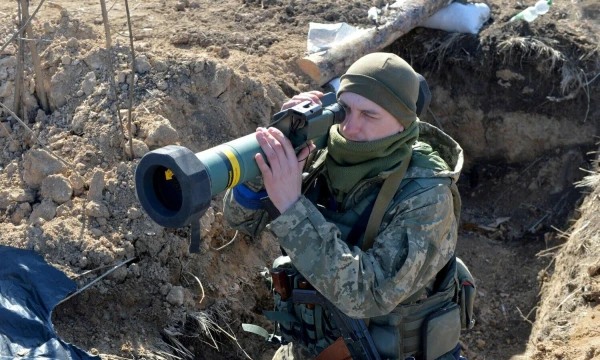 Ukrainos kario rankose – „Javelin FGM-148“. 2022 m. kovo 23 d., netoli Charkivo. Sergejaus Boboko (AFP / „Scanpix“) nuotr.