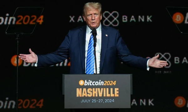 Donaldas Trumpas, buvęs JAV prezidentas, sako kalbą kriptovaliutų konferencijoje. Kevino Wurmo („Reuters“ / „Scanpix“) nuotr.