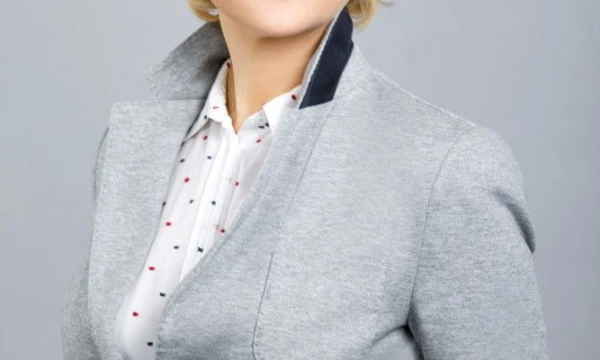 Ernesta Dapkienė, prekybos tinklo „Maxima“ Komunikacijos ir korporacinių reikalų departamento direktorė, akcentuoja, kad iniciatyva „Išvien dėl Lietuvos“ siekiama atkreipti vartotojų dėmesį į tai, kiek daug Lietuvos verslas priklauso nuo kasdienių mūsų visų pasirinkimų. Bendrovės nuotr.
