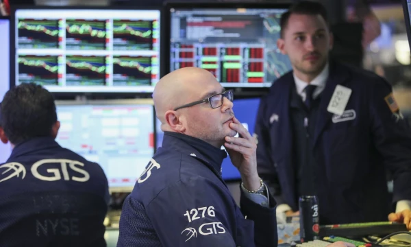 (180406) -- NEW YORK, April 6, 2018 (Xinhua) -- Traders work at the New York Stock Exchange in New York, the United States, on April 6, 2018. The Dow Jones Industrial Average erased 572.46 points, or 2.34 percent, to 23,932.76. The S&P 500 decreased 58.37 points, or 2.19 percent, to 2,604.47. The Nasdaq Composite Index was down 161.44 points, or 2.28 percent, to 6,915.11. (Xinhua/Wang Ying)  - Wang Ying -//CHINENOUVELLE_10300053/Credit:CHINE NOUVELLE/SIPA/1804071100
