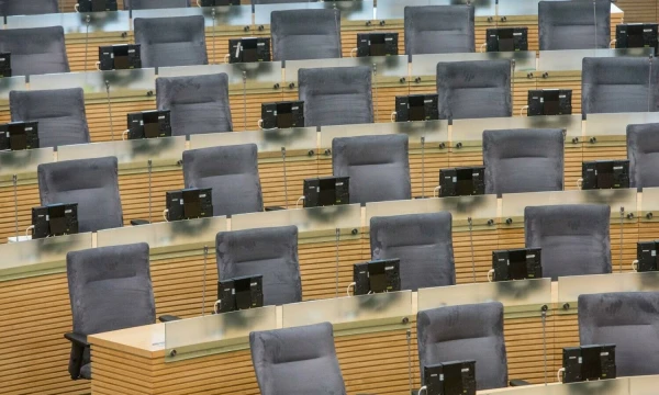 Beveik po metų į šias kėdes Seimo rūmų posėdžių salėje susės naujos kadencijos parlamentarai. Juditos Grigelytės (VŽ) nuotr.