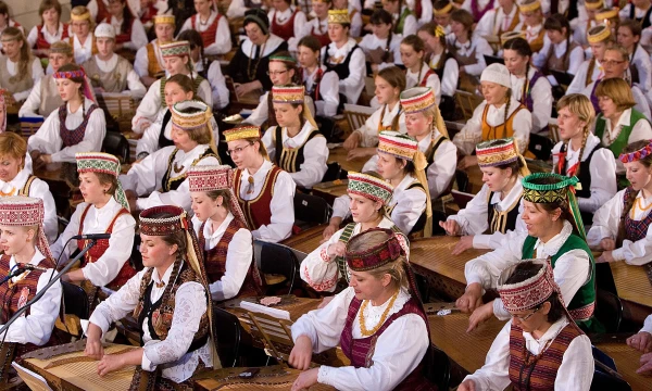 „Mes nebe tradiciniai, ir ne postmodernūs. Bet ar modernūs? Nesakyčiau. Mes tiesiog tokie... palikti be nieko“, – sako prof. Ainė Ramonaitė. Nuotraukoje – kadras iš Lietuvos tūkstantmečio dainų šventės „Amžių sutartinė“. Juditos Grigelytės (VŽ) nuotr.