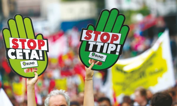 Analitikų teigimu, augimą stabdo politinės tendencijos – populizmas, pasipriešinimas globalizacijai, stiprėjančios izoliacinės nuotaikos.
Kai Pfaffenbacho („Reuters“ / „Scanpix“) nuotr.
