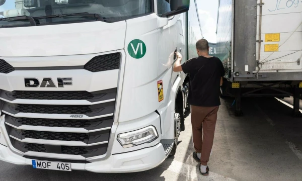 Tolimųjų reisų vairuotojų patekimo į Lietuvos transporto įmones keliai darosi vis brangesni ir sudėtingesni. Juditos Grigelytės (VŽ) nuotr.