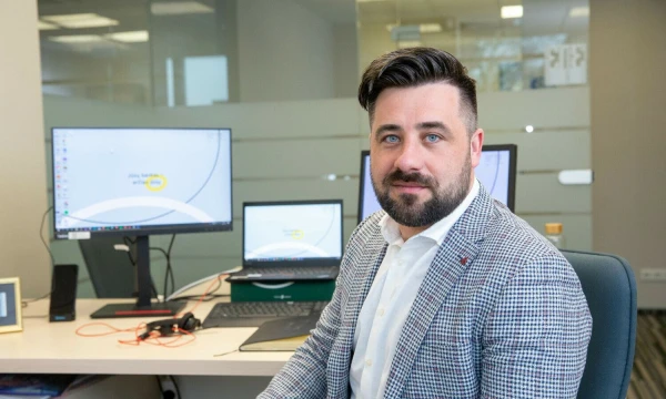 Paulius Pocius, Šiaulių banko pardavimų, rinkodaros ir komunikacijos departamento direktorius: „Kai dvi skirtingos komandos pradeda vienodai kalbėtis, supranta ir pasitiki viena kita, atsiveria erdvė naujoms idėjoms ir labai geroms iniciatyvoms.“ Foto Verslo žinios, Judita Grigelytė.