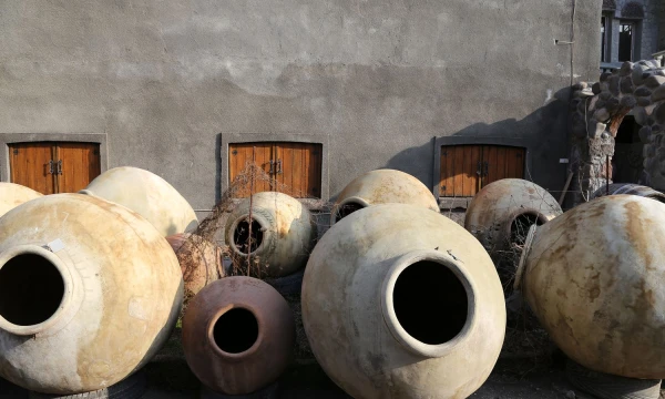 Vynas iš ‚Voskehat‘ vynuogių dažnai fermentuojamas molinėse fermentavimo amforose „karas“. Arūno Starkaus nuotr.