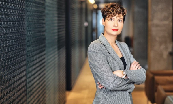 Aurelija Žėkienė, „Telia“ kokybės, procesų, darbuotojų saugos ir aplinkosaugos komandos vadovė.  : „Stebint, kaip viskas aplinkui keičiasi, kiek tvarių sprendimų kuriama, galima numatyti, kad tai, kas šiandien atrodo ambicinga, po dešimtmečio taps savaime suprantama.“