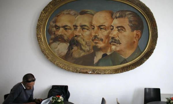 Komunizmo ideologijos vėliavnešiai Karlas Marxas, Friedrichas Engelsas, Leninas ir Stalinas. Sofijos (Bulgarija) komunizmo muziejus.  Stoyano Nenovo/REUTERS nuotr. 
