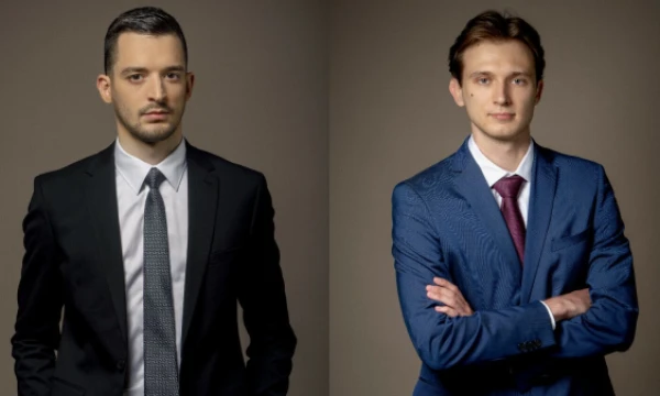 Advokatų kontoros „Glimstedt“ vyresnysis teisininkas Karolis Grižas ir teisininkas Arnas Sabalys.
