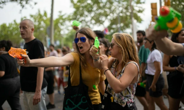 Demonstrantai į Barselonos gatves išėjo apsiginklavę vandens šautuvais. 2024 m. liepos 6 d. „ZUMA Press“ / „Scanpix“ nuotr.