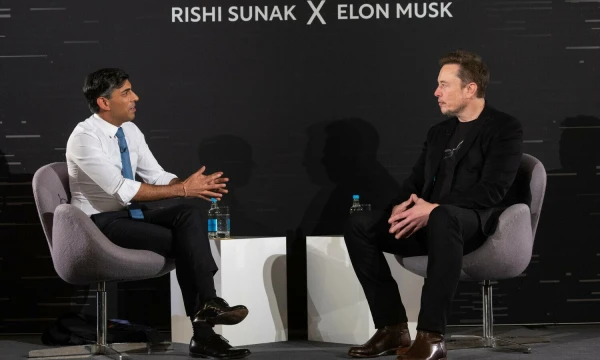 Rishi Sunakas, JK premjeras (kairėje), ir Elonas Muskas, įvairių technologijų kompanijų savininkas bei vadovas, dirbtinio intelekto „viršūnių susitikime“. Simono Walkerio („Zumapress“ / „Scanpix“) nuotr.