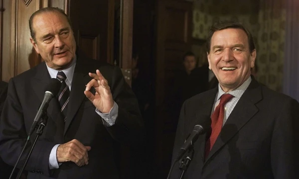 Gerhardas Schroderis, buvęs Vokietijos kancleris, su Jacques Chiracu, tuometiniu Prancūzijos prezidentu. Stringer („Reuters“ / „Scanpix“) nuotr.