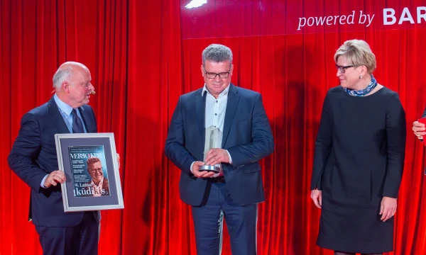 „Metų CEO 2021“ apdovanojimų ceremonija. Iš kairės: Rolandas Barysas, „Verslo žinių“ vyr. redaktorius, Algimantas Markauskas, UAB „Thermo Fisher Scientific Baltics“ generalinis direktorius, Ingrida Šimonytė, premjerė. Juditos Grigelytės (VŽ) nuotr.