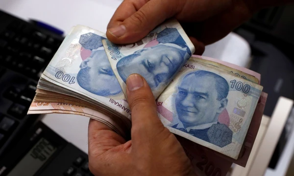 A money changer counts Turkish lira banknotes at a currency exchange office in Istanbul, Turkey August 2, 2018. Picture taken August 2, 2018. REUTERS/Murad Sezer
