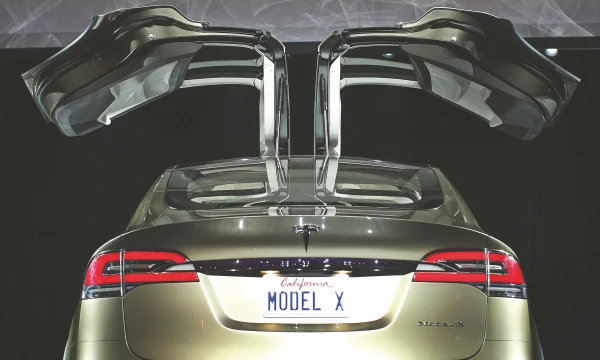 „Model X“ turėjo būti pradėtas gaminti 2013-aisiais, tačiau tik dabar pasiekė finišo liniją. 
Davido McNew („Reuters“) Nuotr.