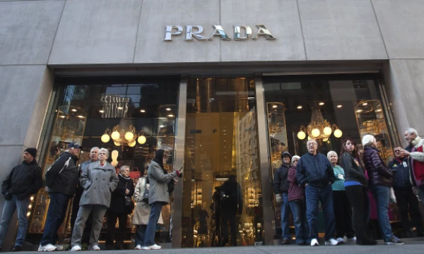 Išleidus ne vieną milijoną plėtrai Azijoje, dabar prabangos prekių bendrovėms gali tekti persvarstyti strategiją ir sutelkti dėmesį į internetą.  Carlo Allegri („Reuters“) nuotr. 