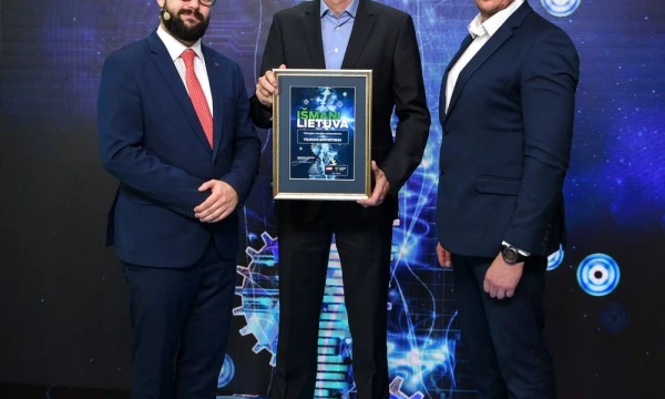 Vilniaus miesto savivaldybės administracijos direktorius Povilas Poderskis, Sigitas Mocevičius, UAB „Vilniaus apšvietimo“ direktorius ir Renaldas Radvila, ESO Paslaugų tarnybos direktorius.