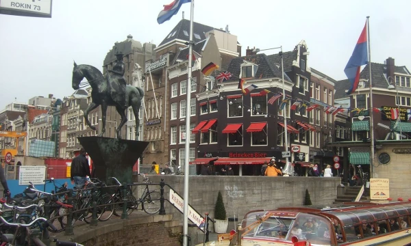 Miesto valdžia oficialiai sustabdė visą Amsterdamo, kaip turimo krypties, rinkodarą. Olandijos sostinei dar daugiau turistų nebereikia. Rasos Dževeckytės nuotr.