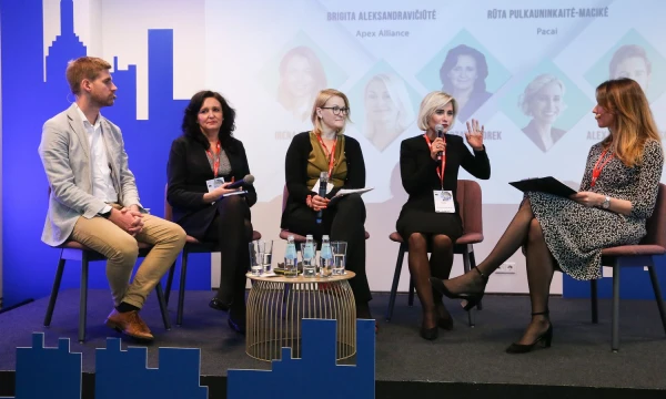 Diskusija „Kas laukia Baltijos viešbučių rinkos?“ Antra iš kairės – Malgorzata Morek, „Hilton“ plėtros vadovė Lenkijai ir Rytų Europai. Vladimiro Ivanovo (VŽ) nuotr.
