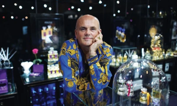 Roja Dove - pirmasis ir vienintelis pasaulyje parfumerijos profesorius, “Harrods” aukštosios parfumerijos skyriuje Londone. MichaTheiner (City AM/REX/Vida press) nuotr.