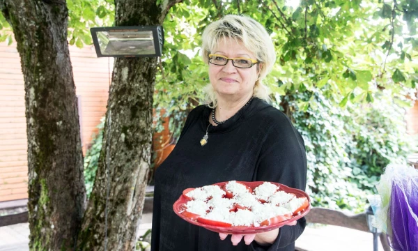 Raimonda Jusienė, namų restorano „Pasaulio pakrašty“ bendraturtė: „Patiekalus gaminame prieš svečiams atvykstant, tad prašome, kad šie vietas rezervuotų iš anksto.“  Juditos Grigelytės (VŽ) nuotr.