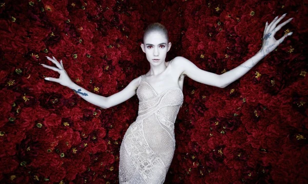 Susiedama popmuzikos pagavumą ir alternatyvios muzikos laisvę, Grimes įkūnija dešimtmečio esybę. „Vikipedijos“ nuotr.