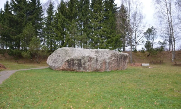 Didžiausias Lietuvoje – Barstyčių/Puokės akmuo. VSTT nuotr. 