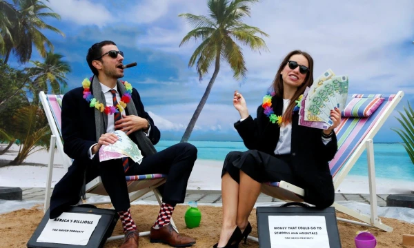 ES valstybių finansų ministrų susitikimo metu aktyvistai surengė protesto akciją, pavaizduodami tropikų salas. Francois Lenoir (Reuters / Scanpix) nuotr.