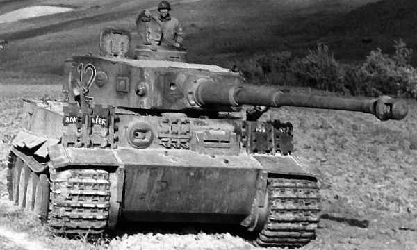„Tiger I“ buvo toks sunkus, kad su žeme sulygindavo viską, kas pasitaikydavo jo kelyje. 60 tonų sveriantis vokiečių tankas važiuodavo net kiaurai namus. 
„Vikimedia“ nuotr.