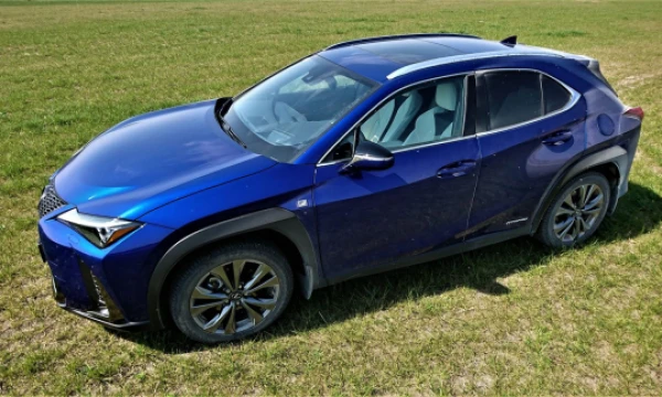 „Lexus UX“ turi stiprių konkurentų, su kuriais rungsis stiliumi, hibridine pavara ir gausia įranga. LINO BUTKAUS (VŽ) nuotr.