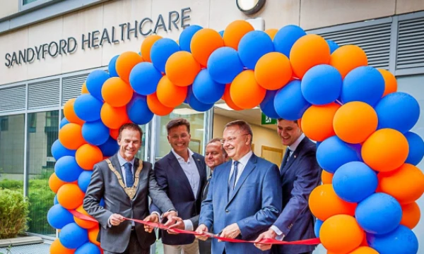 Klinikos „Sandyford Healthcare“ atidarymo šventėje iš kairės: T. Murphy, Dunleary rajono meras, dr. Laimutis Paškevičius, prof. N.E. Samalavičius, LR ambasadorius Airijoje E.Meilūnas, klinikos vadovas V.Rakauskas.