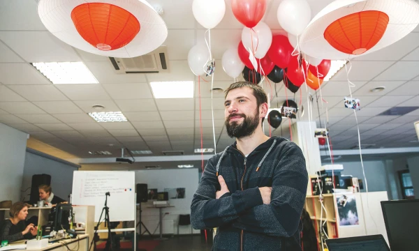 „Mes turime rasti įmones, kurioms tai būtų įdomu, pritraukti studentų ir kartu dirbti, kad pasiektume galutinį rezultatą“, – kalba Edgaras Kriukonis, vienas iš verslo ir studentų bendradarbiavimo projekto „Demola“ įgyvendintojų. Juditos grigelytės (VŽ) nuotr.