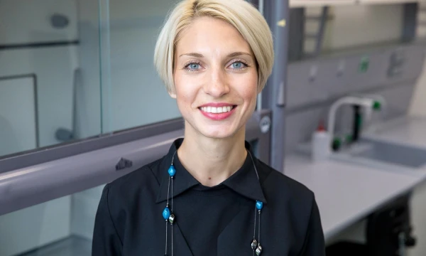 Monika Kavaliauskė, „CasZyme“ direktorė, kalba, kad biotechnologijų įmonėms sunku pritraukti lietuviškų investicijų. Algimantas Markauskas, „Thermo Fisher Scientific Baltics“ generalinis direktorius, priduria, kad užsidaryti Lietuvoje ir nereikia, yra stiprių užsienio biotechnologijų fondų.