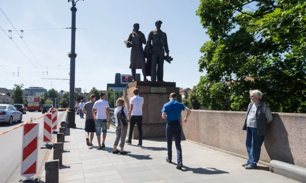 Pradėti Žaliojo tilto skulptūrų nukėlimo darbai. Juditos Grigelytės (VŽ) nuotr.