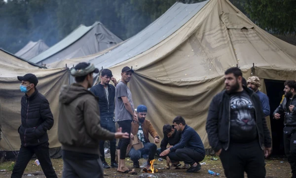 Migrantai stovykloje Rūdninkuose. AP/„Scanpix“/Mindaugo Kulbio nuotr.