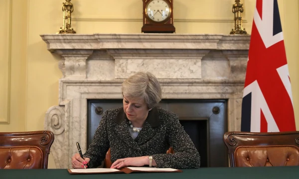 Theresa May, JK premjerė, pasirašo laišką dėl Brexit“, adresuotą EVT. Christopherio Furlongo („Reuters“ / „Scanpix“) nuotr.

