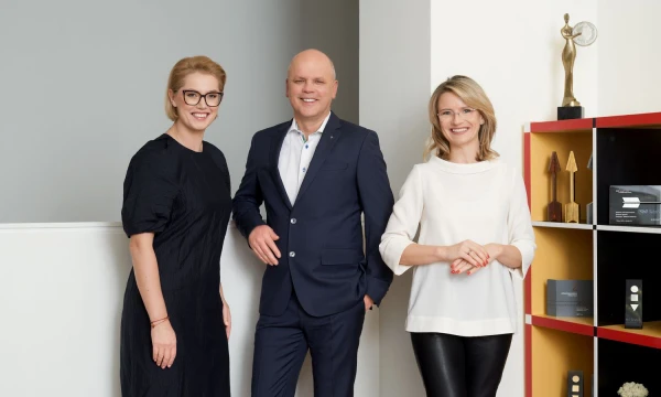 „TBWA\Vilnius“ (UAB „Videvita Vilnius“) partneriais tampa Asta Grabliauskienė, Raimundas Daubaras ir Ieva Bieliūnaitė-Jankauskienė.