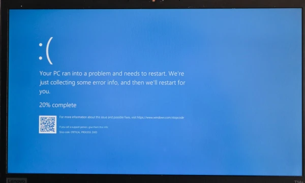 „Windows“ mėlynasis mirties ekranas“, kurį penktadienį pamatė daugybė žmonių oro uostose, gydymo įstaigose ir kitur. Adrieno Fillono („Zumapress“ / „Scanpix“) nuotr.