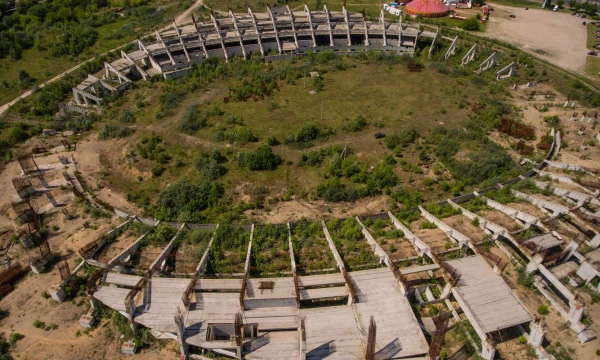 Vilnius. Nebaigtas statyti Nacionalinis stadionas Šeškinės mikrorajone. Suprojektuotas 1985 metais. Vladimiro Ivanovo (VŽ) nuotr.