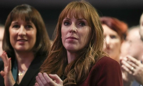 Angela Rayner (dešinėje), Leiboristų partijos lyderio pavaduotoja. Jono Super (AP / „Scanpix“) nuotr.
