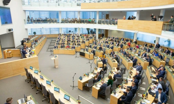 Seimo politikai svarsto, kaip derėtų pasielgti su konservatorių vadovų iniciatyva surengti pirmalaikius rinkimus. Juditos Grigelytės (VŽ) nuotr.