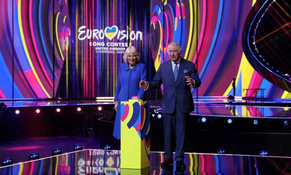 Didžiosios Britanijos karalius Karolis III ir karalienė Kamila Liverpulyje, „M&S Bank“ arenoje, kurioje vyks „Eurovizijos“ dainų konkursas. Philo Noble (AFP / „Scanpix“) nuotr.