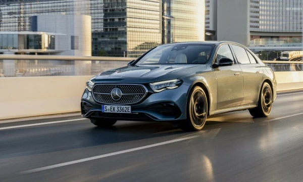 „Mercedes-Benz“ išleido jau 6-ą E klasės modelio kartą. Gamintojo nuotr.