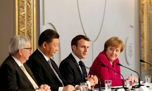 Europos Sąjungos lyderių susitikimai Paryžiuje su Kinijos vadovu Xi Jinpingu byloja apie pastangas rasti naujas geopolitines atramas. AFP nuotr.