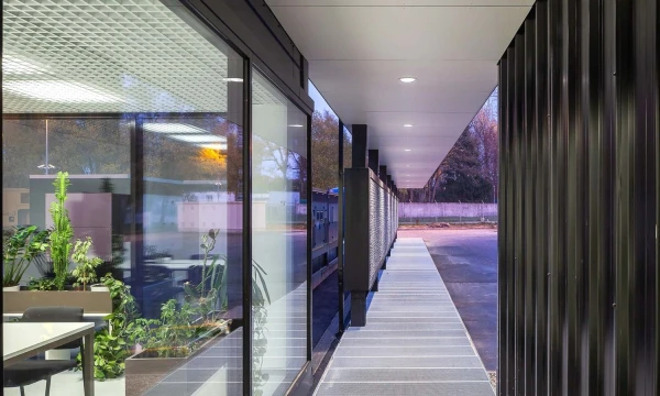 Išplėstame duomenų centre įrengtos ir darbo vietos papildomiems inžineriams, čia perkeltas ir techninio klientų aptarnavimo skyrius. Benrovės nuotr.