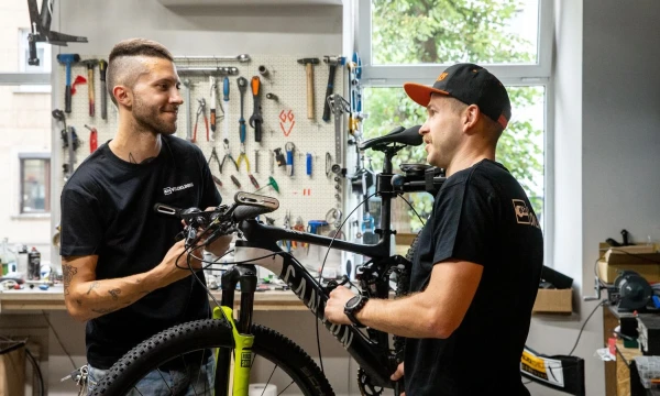Arnoldas Valiauga, MB „Valservis“, dirbančios su prekės ženklu „Veloklinika“, direktorius (dešinėje): „Aš pats dalyvauju dviračių sporte, dažnai vykstu į tarptautines varžybas. Todėl daugelis sportininkų ir jų pažįstamų yra mūsų klientai.“ Juditos Grigelytės (VŽ) nuotr.