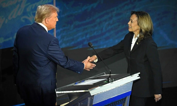 Buvęs JAV prezidentas Respublikonų kandidatas į prezidentus Donaldas Trumpas, ir Kamala Harris, JAV viceprezidentė ir Demokratų partijos kandidatė į prezidentus. Saulo Loebo (AFP/„Scanpix“ nuotr.