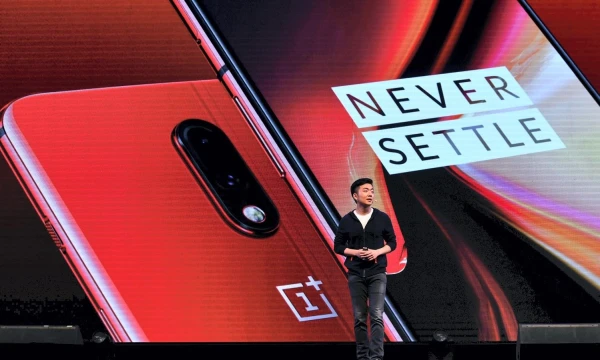 Carl Pei, „OnePlus“ vadovas ir vienas iš įkūrėjų, pristato naujus modelius. Manjunath Kiran („Scanpix“/„Reuters“/AFP) nuotr.
