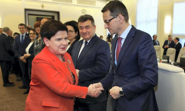 Beata Szydlo, Lenkijos ministrė pirmininkė, perduos savo postą Mateuszui Morawieckiui (dešinėje). Slawomiro Kaminskio („Reuters“ / „Scanpix“) nuotr.